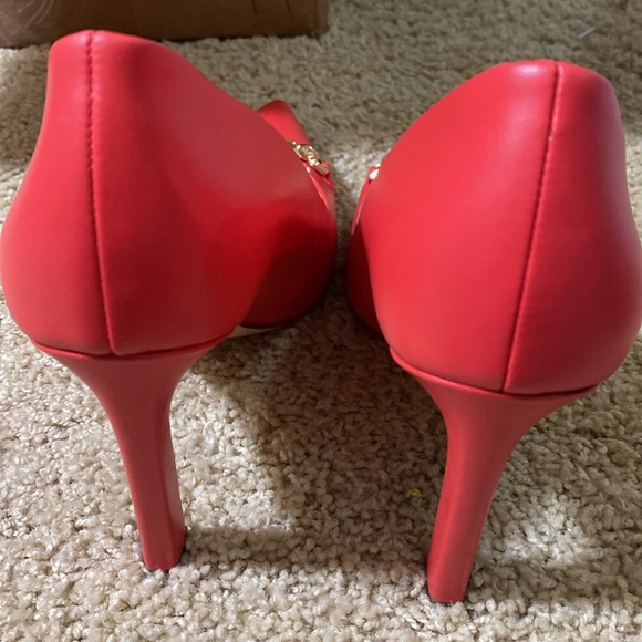 Michael Kors Brand NEW red coral gold logo Tiffanie pumps heels size 7.5 - Picture 7 of 10